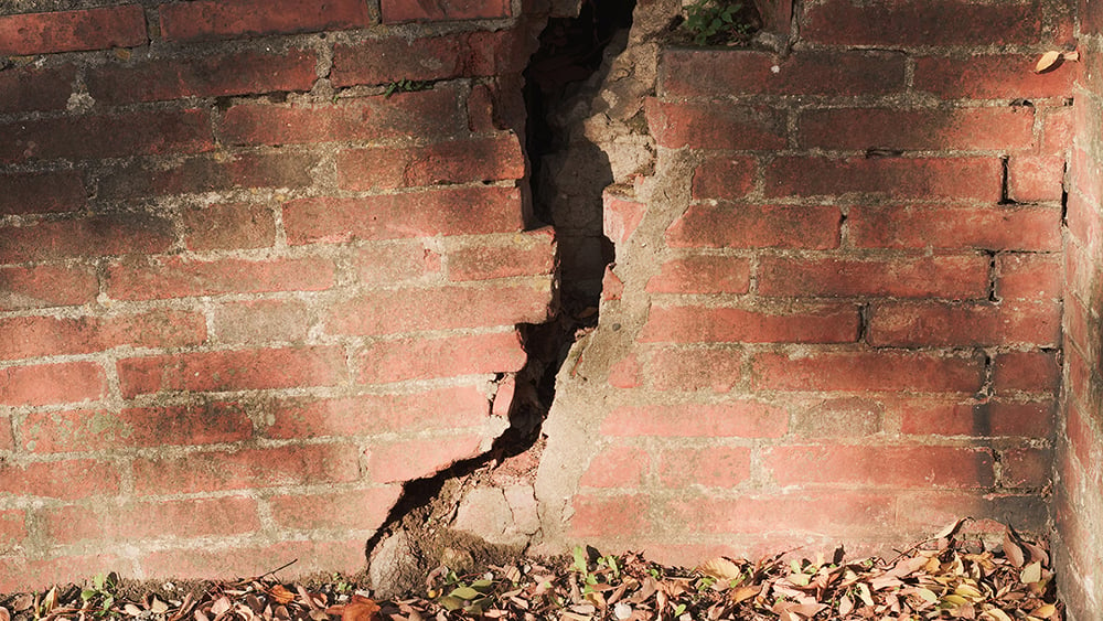 crack structure collapse building wall bricks break crumble