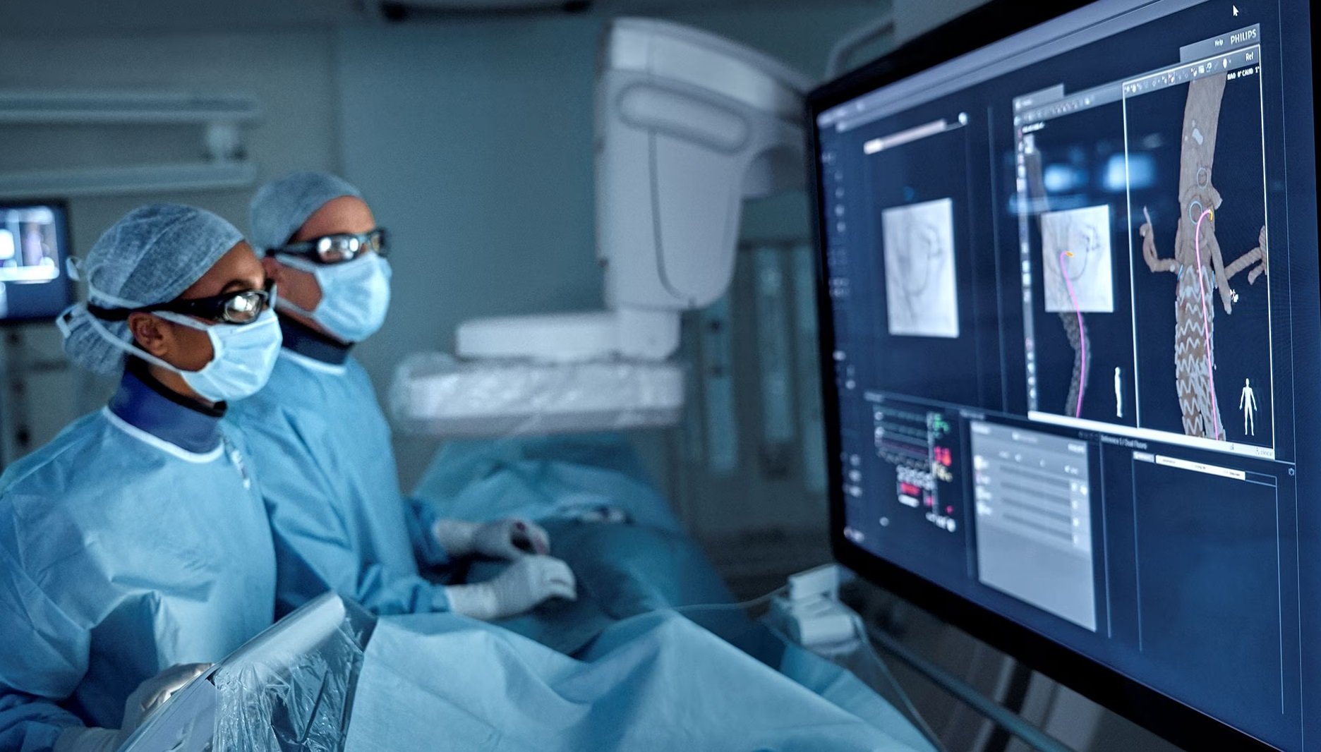 Surgeons using Philips LumiGlide system on monitor in operatin room