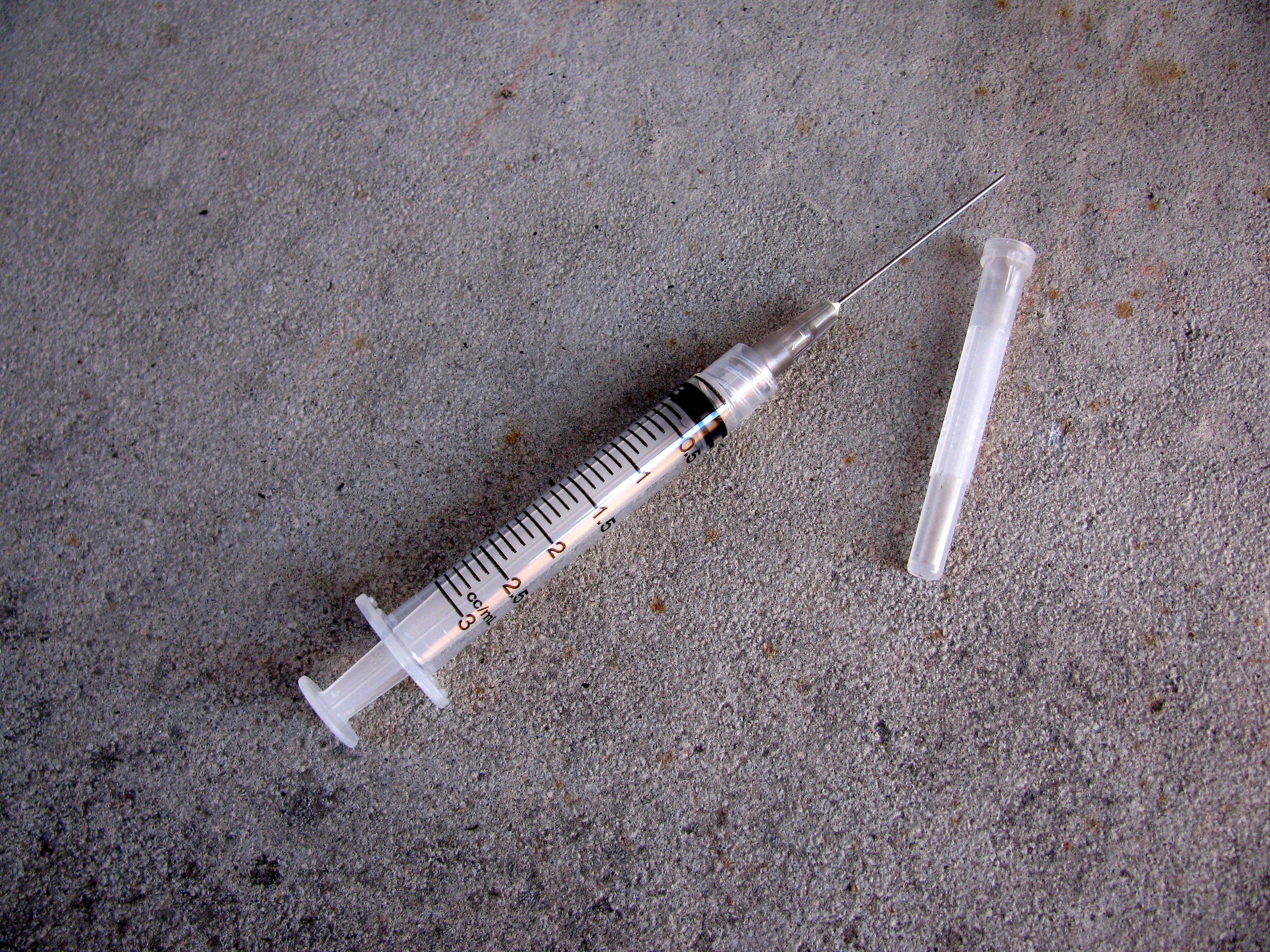 Syringe injection vaccine needle