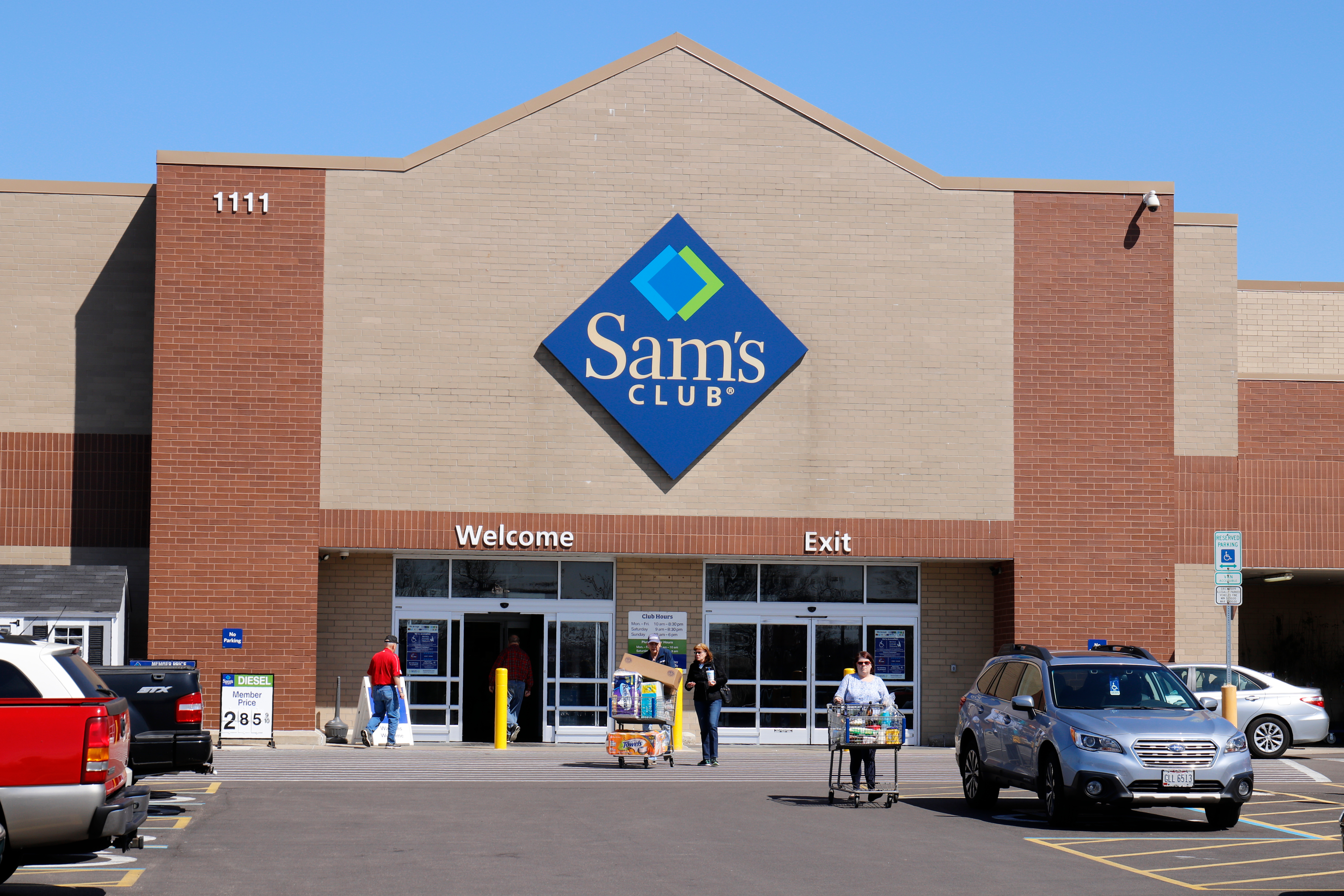 The front entrance of a Sams Club store