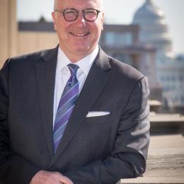 head shot photo of Robert Holleyman