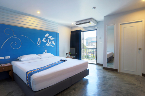 wyndham hotel guest room with bed