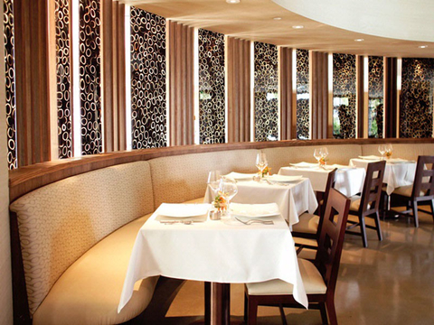 Costa d’Este Beach Resort & Spa restaurant tables and chairs