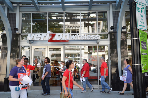 Verizon strike people picketing outside of a store