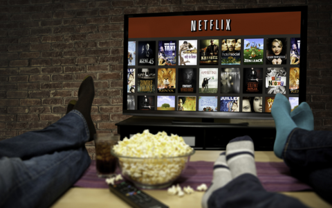 Netflix watching TV with popcorn (Netflix) Netflix binge