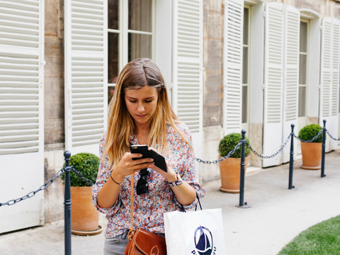 Shopper with smartphone