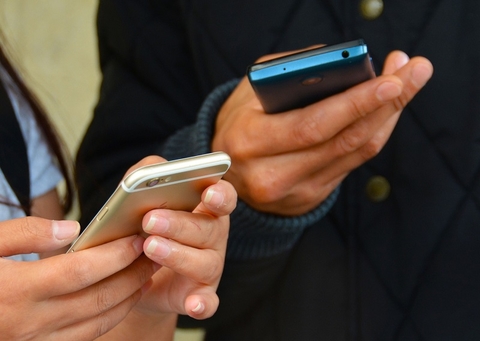 texting texting (Pixabay)