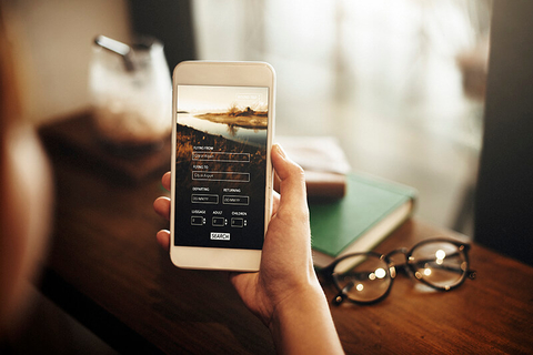 Smartphone travel app - Rawpixel Ltd/iStock/Getty Images Plus/Getty Images Smartphone travel app