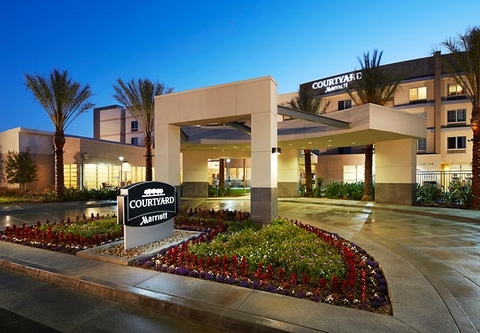 Courtyard by Marriott Long Beach Kenya Bannister