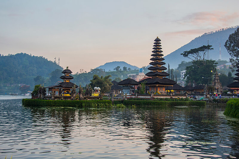 Pura Ulun Danu Bratan Bali - Helen_Field/iStock/Getty Images Plus/Getty Images Pura Ulun Danu Bratan Bali - Helen_Field/iStock/Getty Images Plus/Getty Images