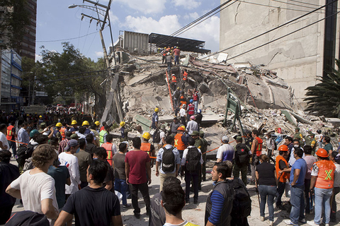 Mexico City Earthquake Newscred Travel Group Only Volunteers and first responders look for survivors in a collapsed building after an earthquake struck Mexico City