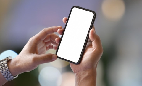 apple iphone held hands holding apple iphone