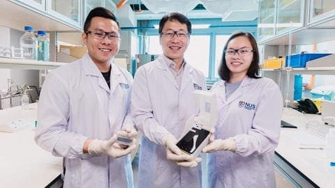 NUS engineers invent smartphone device that quickly detects algae NUS engineers invent smartphone device that quickly detects algae
