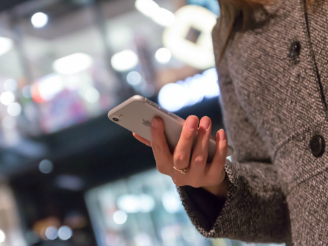 SmartphoneShopper800x600 (Image: Pixabay / JESHOOTS) Smartphone shopper