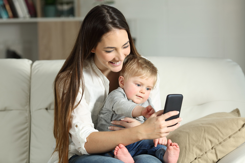 expectant mother with smartphone expectant mother virtual care