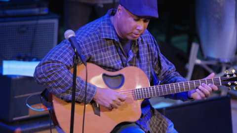 Boehringer Ingelheim IPF ambassador Bernie Williams playing guitar Boehringer Ingelheim IPF ambassador Bernie Williams playing guitar