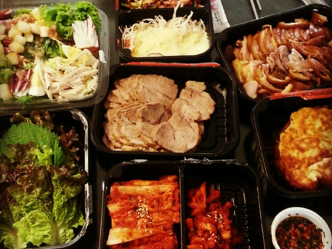 Delivery food - 800 px crop - Wikimedia Commons / Ahrbear Delivery food - Wikimedia Commons / Ahrbear