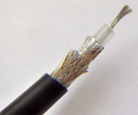 Coaxial cable cord cut - Source: FDominec / Wikipedia Coaxial cable cord cut (FDominec / Wikipedia)