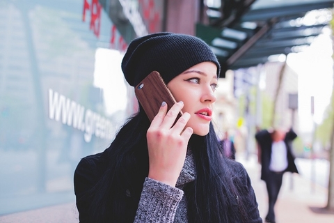 Young woman on smartphone (Image: https://homethods.com) Young woman on smartphone (Image: homethods.com)
