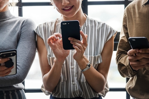 smartphone girls on smartphones