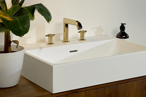 Nano The Nano widespread lavatory collections are available with either a contoured, angular spout or a curved, high spout, as well as a choice of petite cross handles or lever handles.