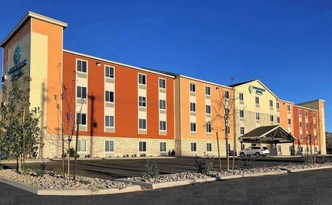 WoodSpring Suites Reno Sparks The 122-3oom WoodSpring Suites Reno Sparks was built for extended-stay travelers, and is located near the Reno-Tahoe International Airport.