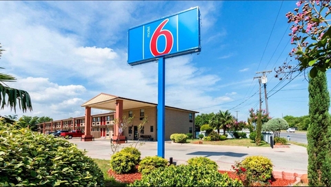 Motel 6 hotel exterior