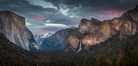 Yosemite Getty Valley and waterfall in Yosemite National Park