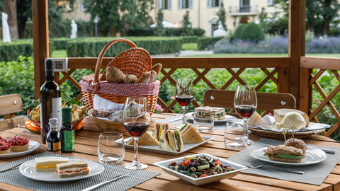 Four Seasons Hotel Firenze A picnic in the gardens at Four Seasons Hotel Firenze