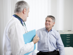 Doctor and patient - 800 px - CORRECTED Doctor with patient