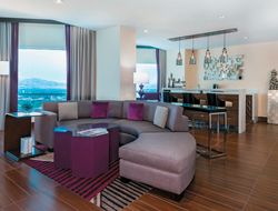 Harrah’s Las Vegas Harrah’s Las Vegas’ Vice Presidential Suite has a living room and dining room along with a bedroom complete with a king-sized bed.